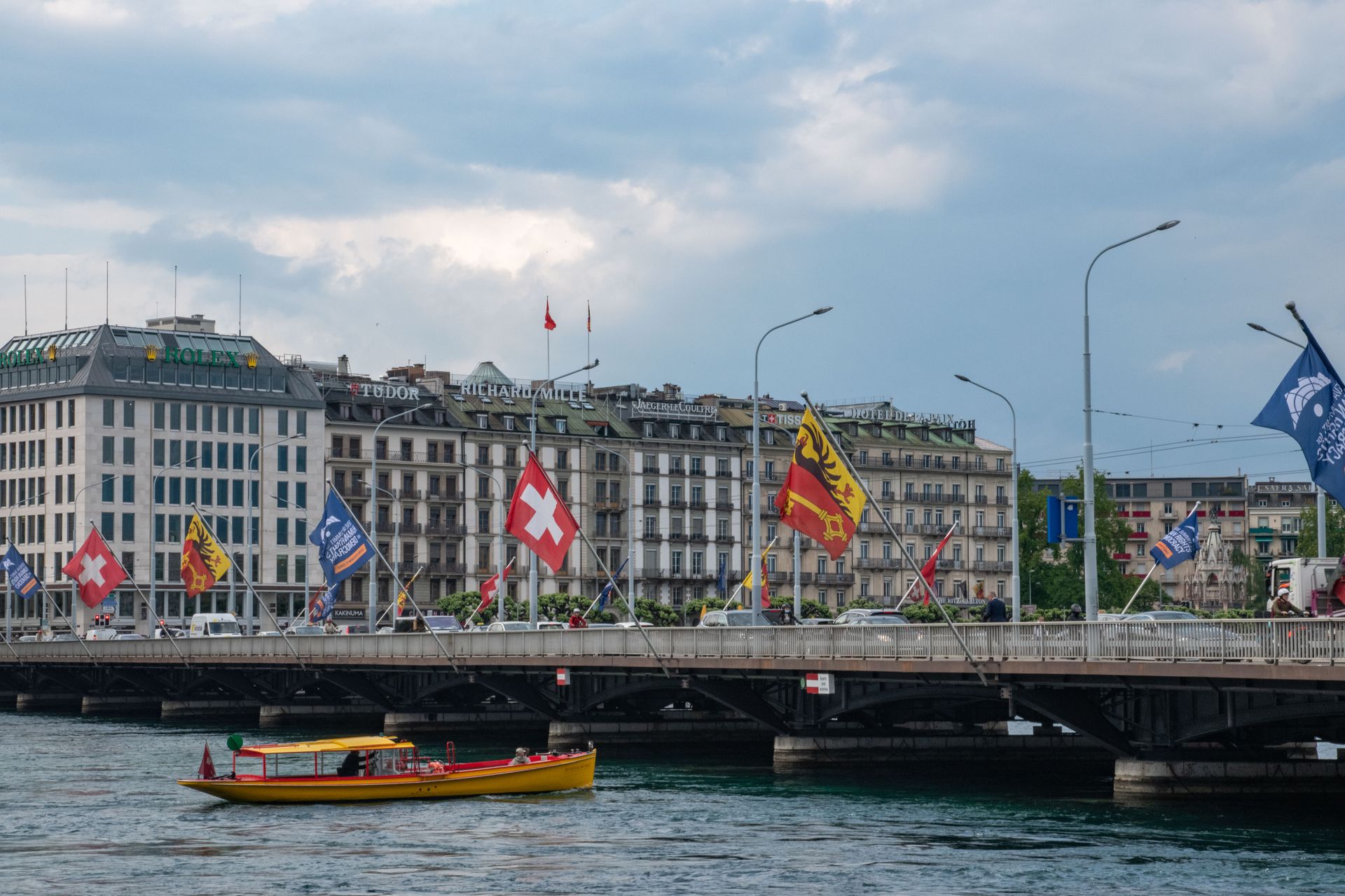 Die Mont-Blanc-Brücke in Genf mit Schweizer und Genfer Flaggen